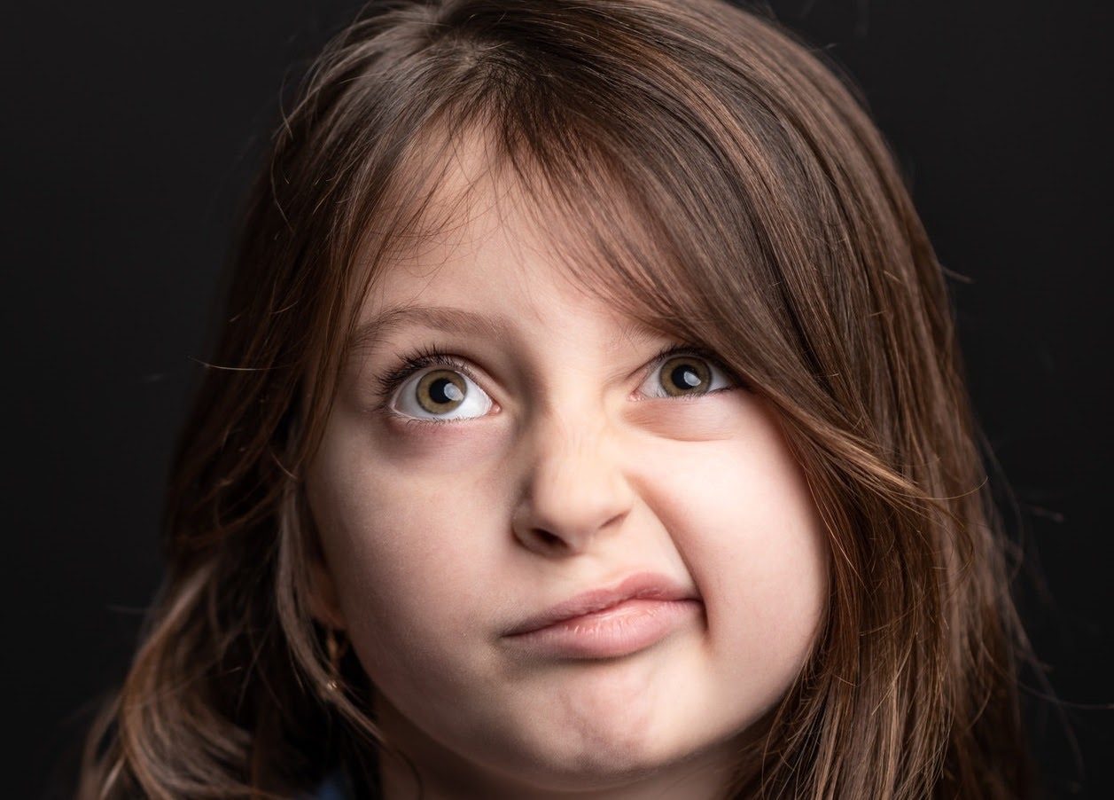 immagine di una bambina che fa una smorfia