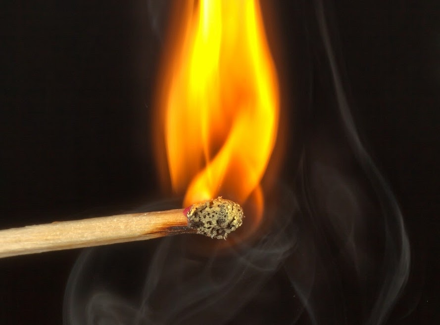 immagine di un fiammifero acceso