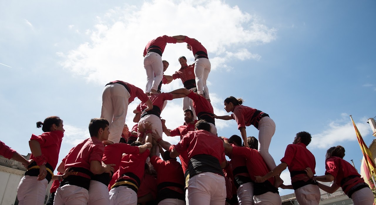 immagine di persone che costruiscono una piramide umana
