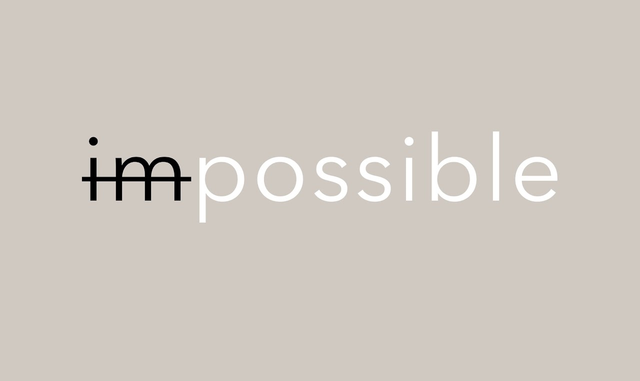 Immagine con la scritta impossible, dove le prima 2 lettere sono cancellate, quindi resta "possible"