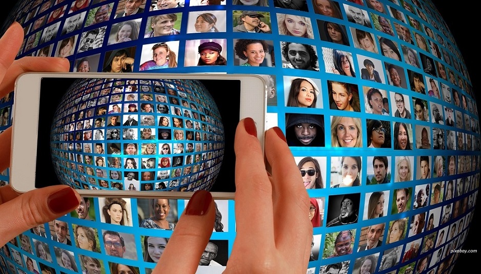 Immagine con un mappamondo di visi, relazioni e connessioni lavorative
