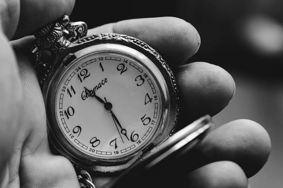 immagine di una mano che tiene stretto un orologio a cipolla