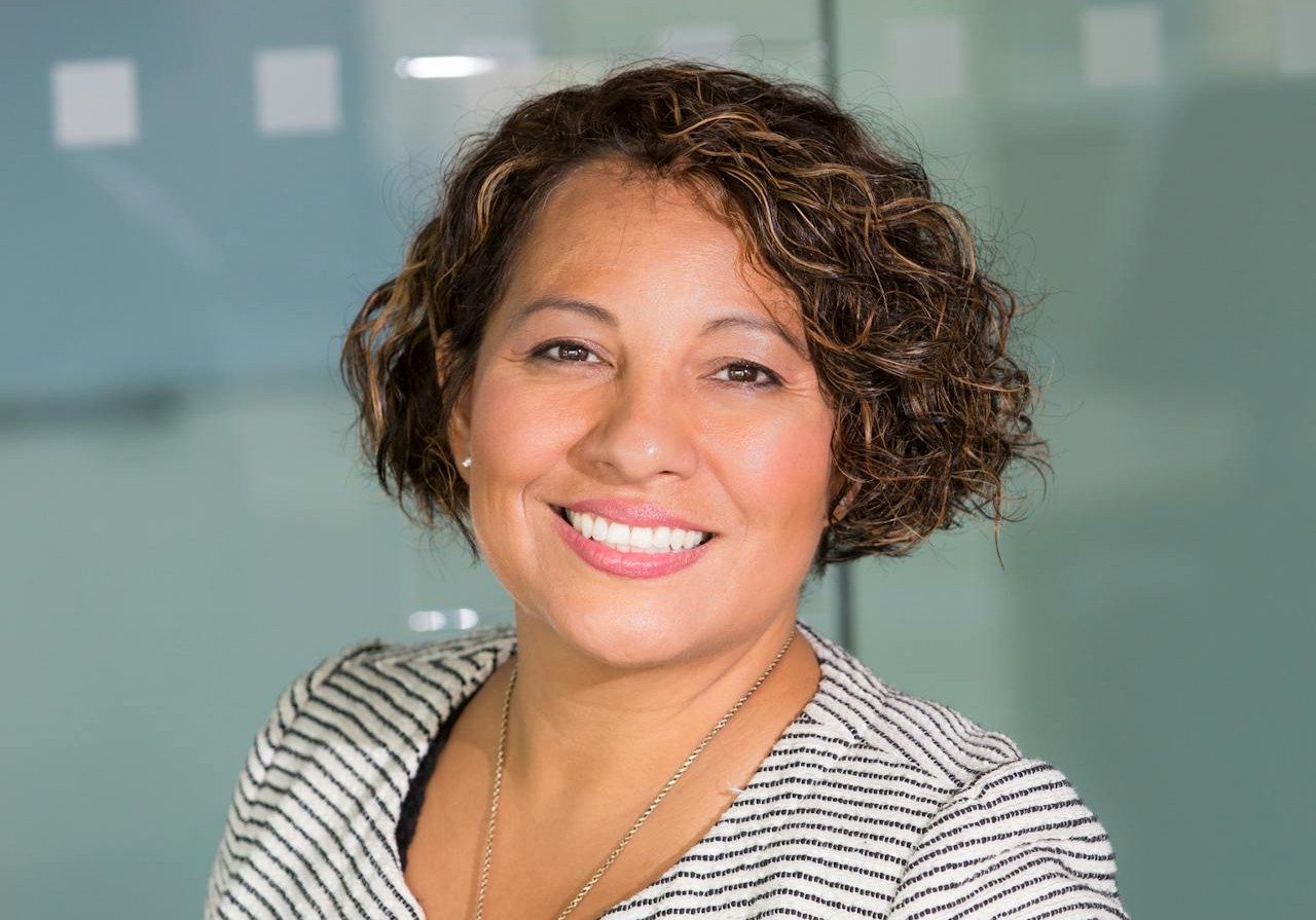 immagine di una donne leader forte e sorridente